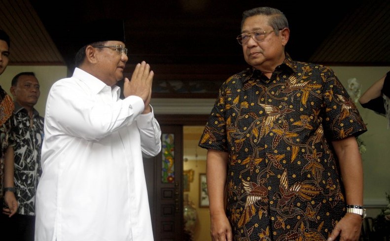 Ketua Umum Partai Gerindra Prabowo Subianto (kiri) bertemu Presiden ke-6 RI Susilo Bambang Yudhoyono (kanan) saat melayat di rumah duka, Cikeas, Kabupaten Bogor, Jawa Barat, Senin (3/6/2019). (foto:gemapos/ant)